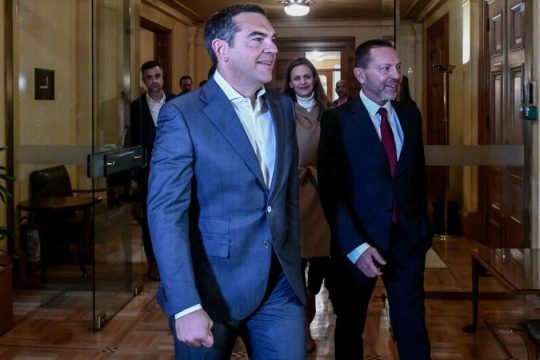 Ποιος κερδίζει από το ριμέικ της κόντρας Τσίπρα–Στουρνάρα